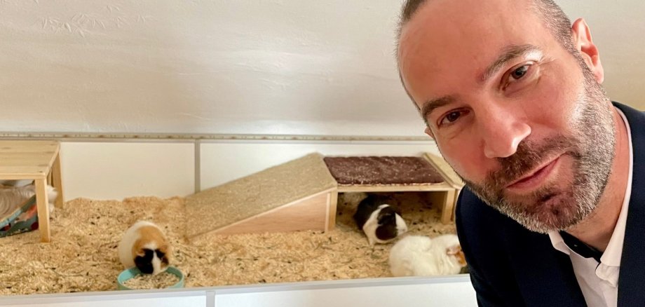 Bürgermeister Bär bei den Meerschweinchen