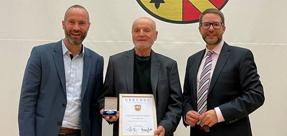 3 Männer bei Urkundenverleihung