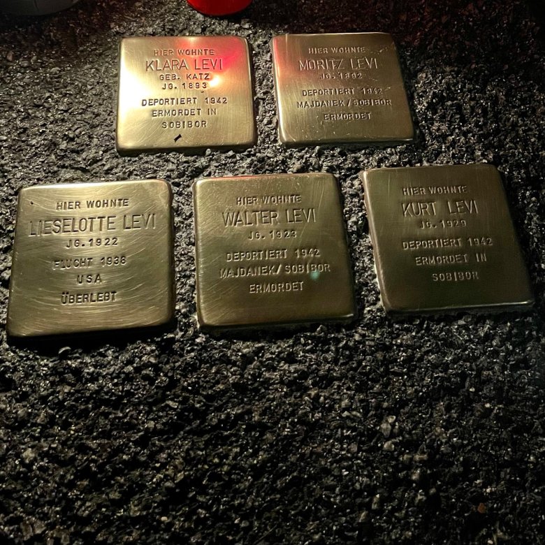 Messingsteine mit eingravierten Namen und Daten