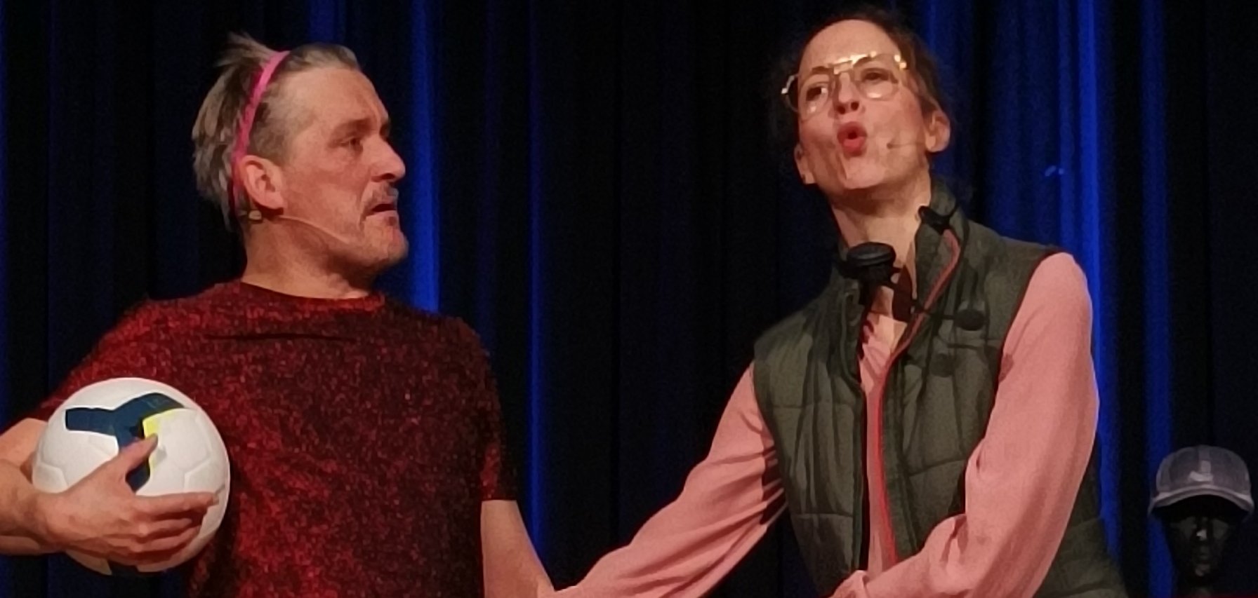 Mann und Frau auf Bühne