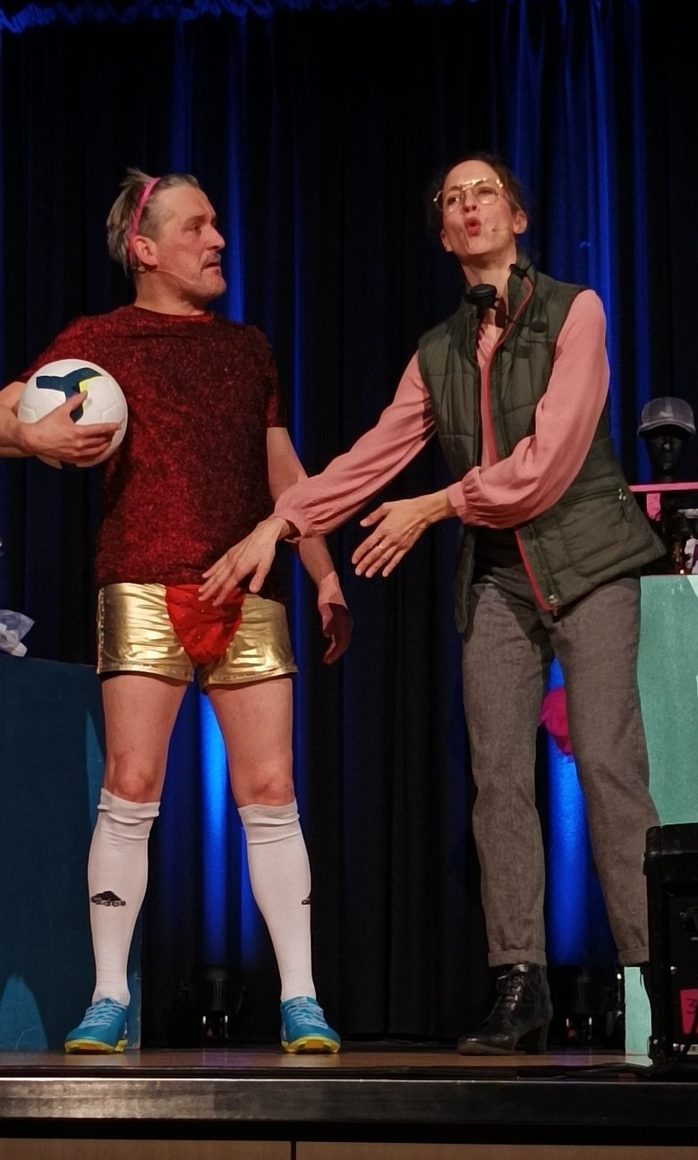 Mann und Frau auf Bühne