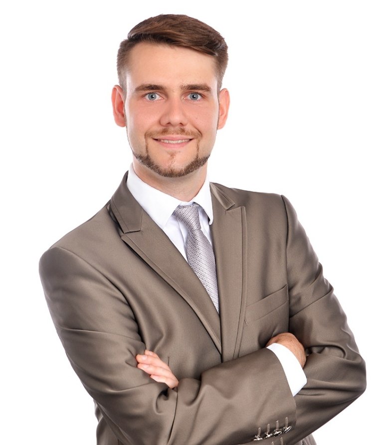 Mann mit verschränkten Armen