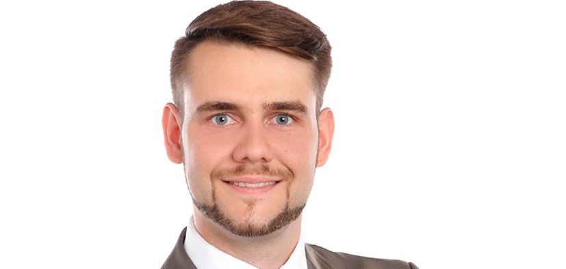 Mann mit verschränkten Armen