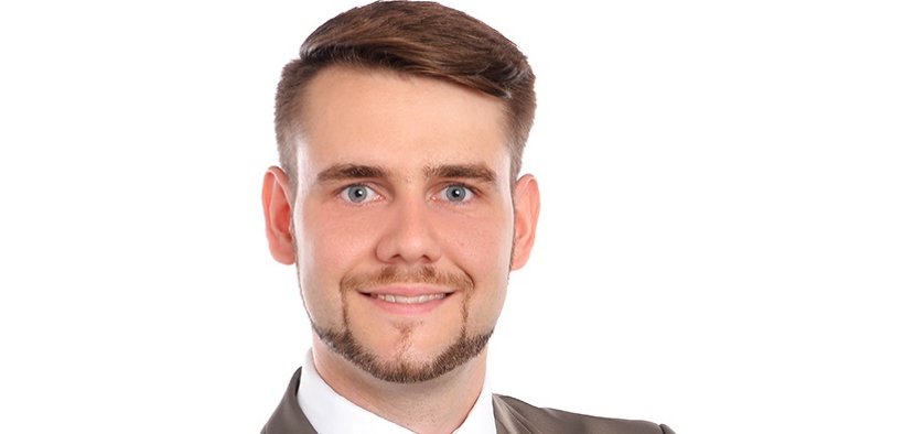 Mann mit verschränkten Armen