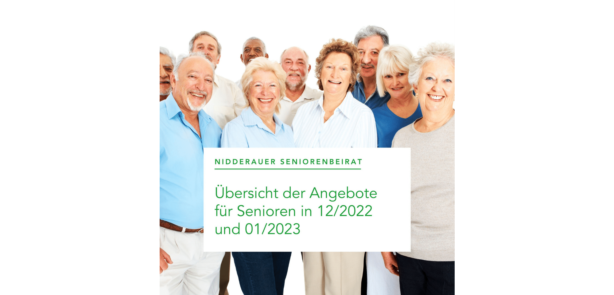 Gruppe von lächelnden Senioren stehend