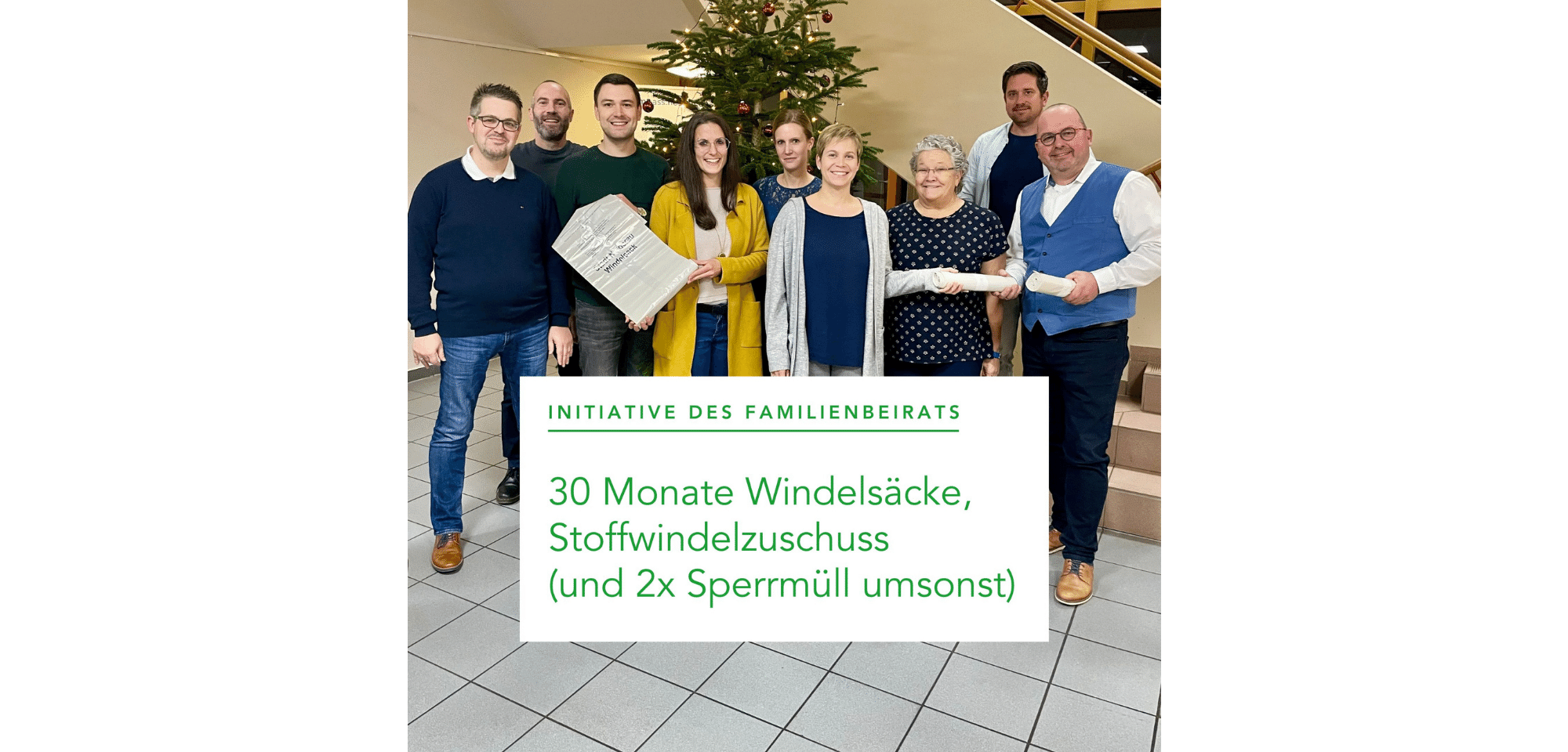 Der Bürgermeister und Angestellte im Foyer des Rathauses