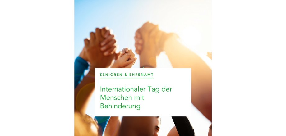 Mehrere Hände haltend in der Höhe