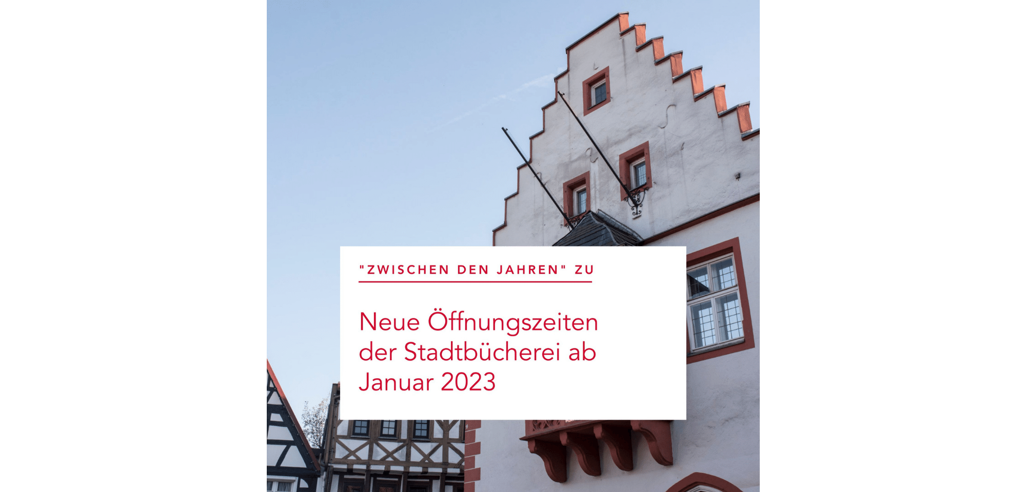 Sharepic: Neue Öffnungszeiten für die Stadtbücherei mit historischem Rathaus im Hintergrund