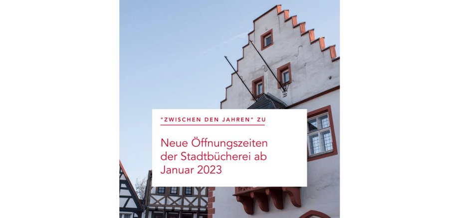 Sharepic: Neue Öffnungszeiten für die Stadtbücherei mit historischem Rathaus im Hintergrund