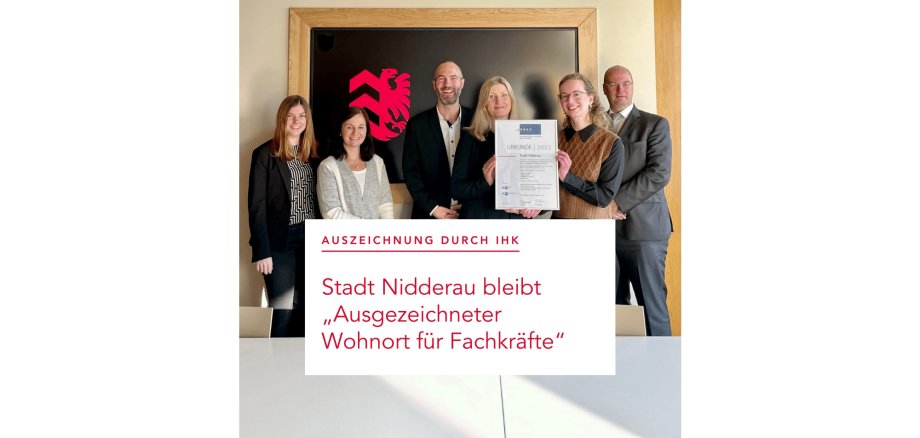 Teilnehmer bei Verleihung des Zertifikats