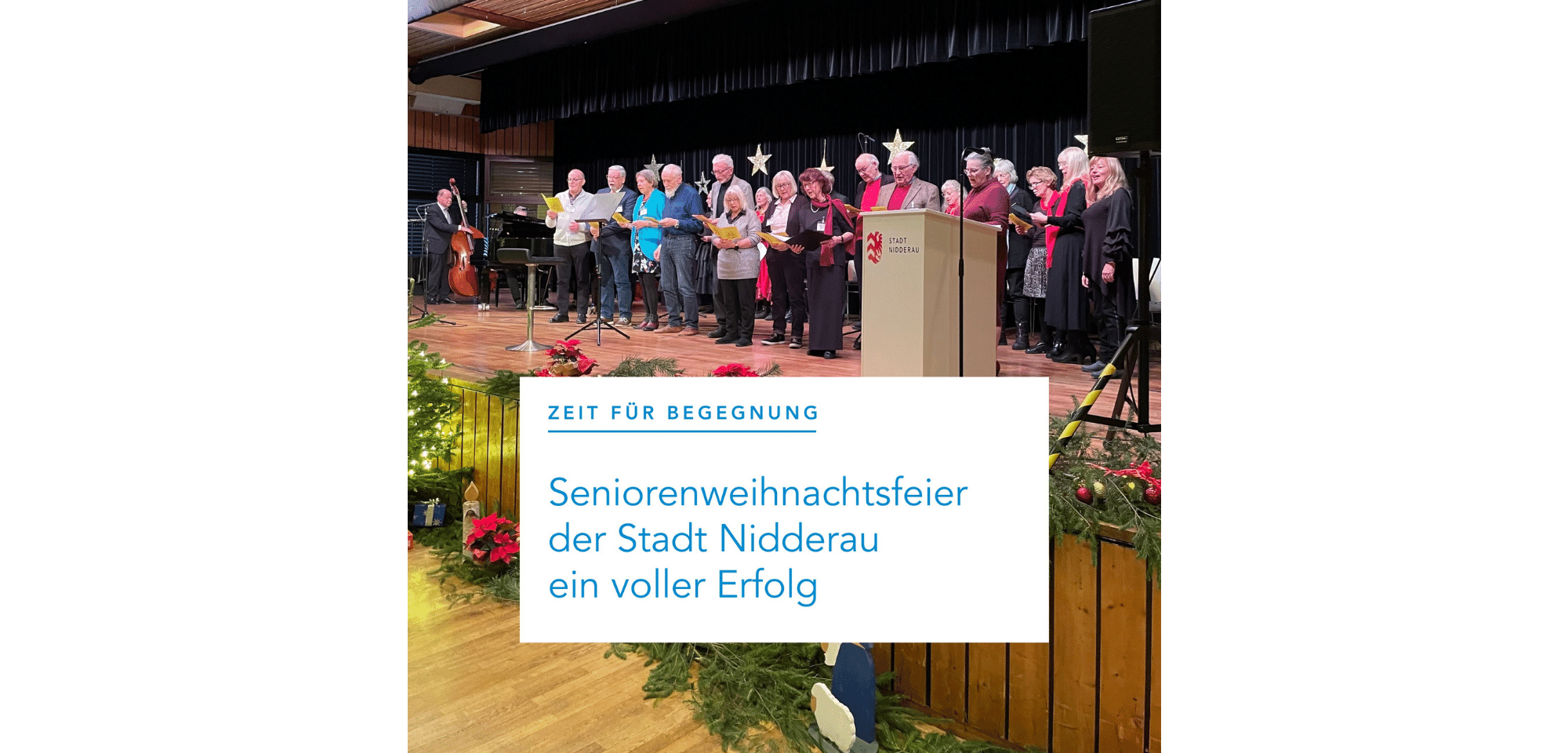 Singende Personen auf einer Bühne