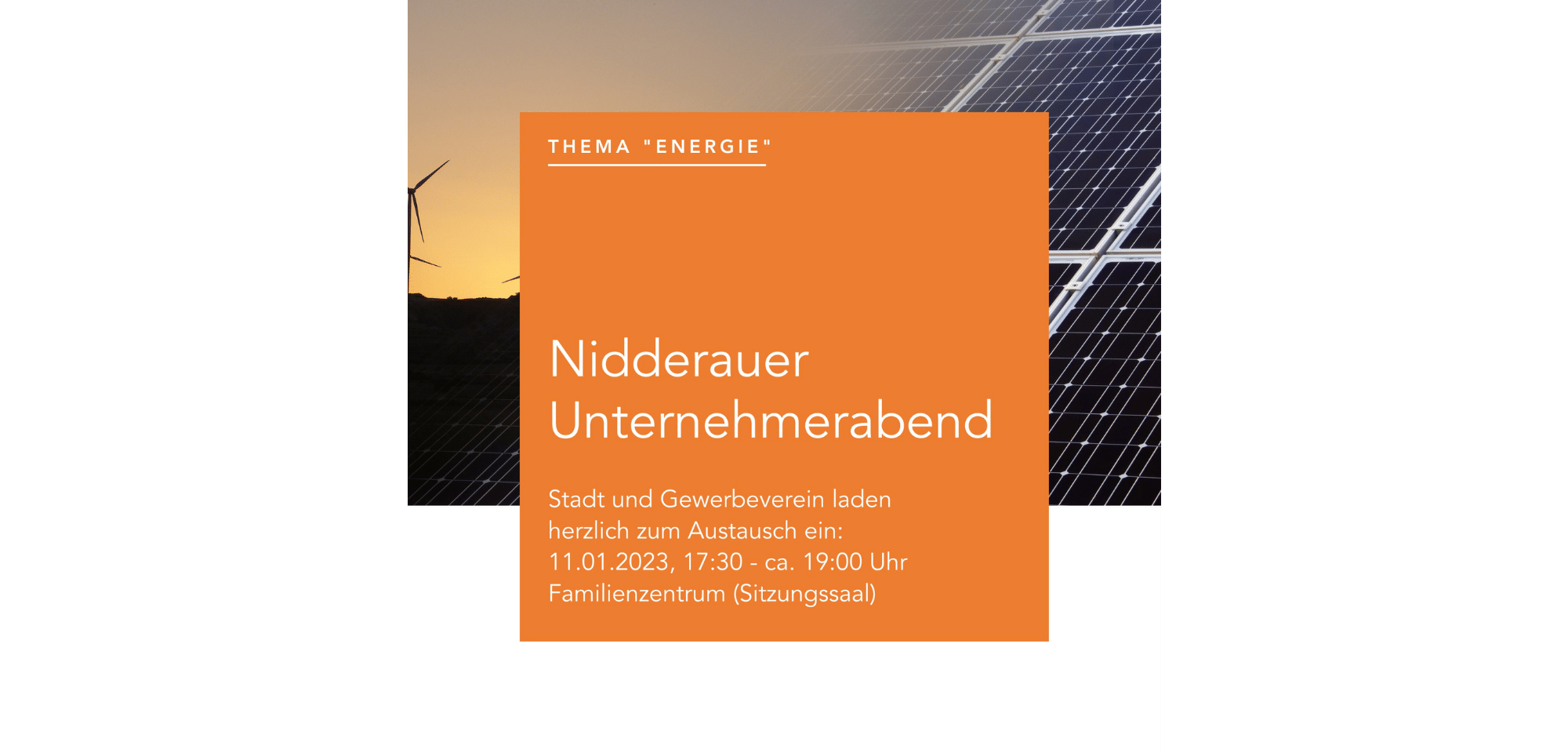 Solaranlage auf Dach mit Windrad im Hintergrund