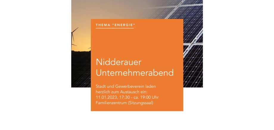 Solaranlage auf Dach mit Windrad im Hintergrund