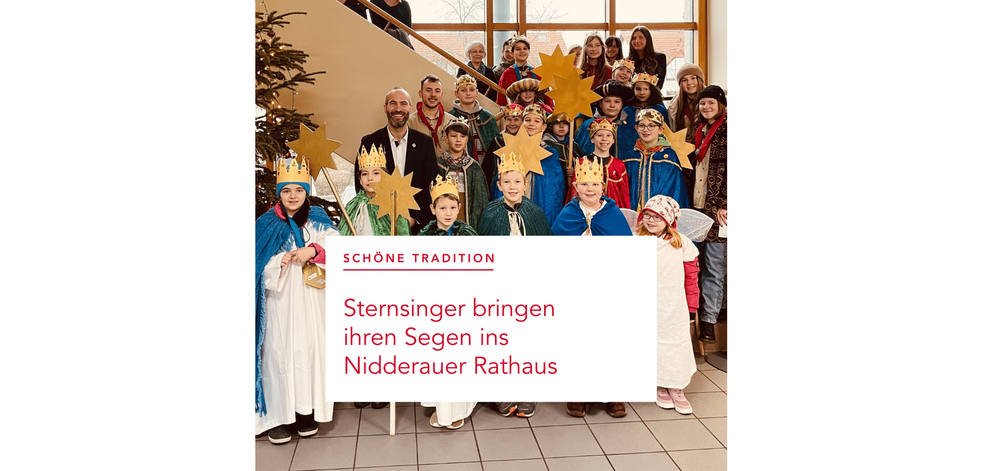 Sternsinger zusammen mit dem Bürgermeister und Beschäftigten im Rathaus