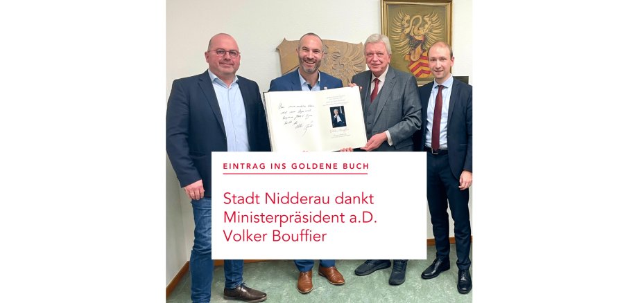 Rainer Vogel, Andreas Bär, Volker Bouffier und Max Schad vor dem Nidderauer Rathaus