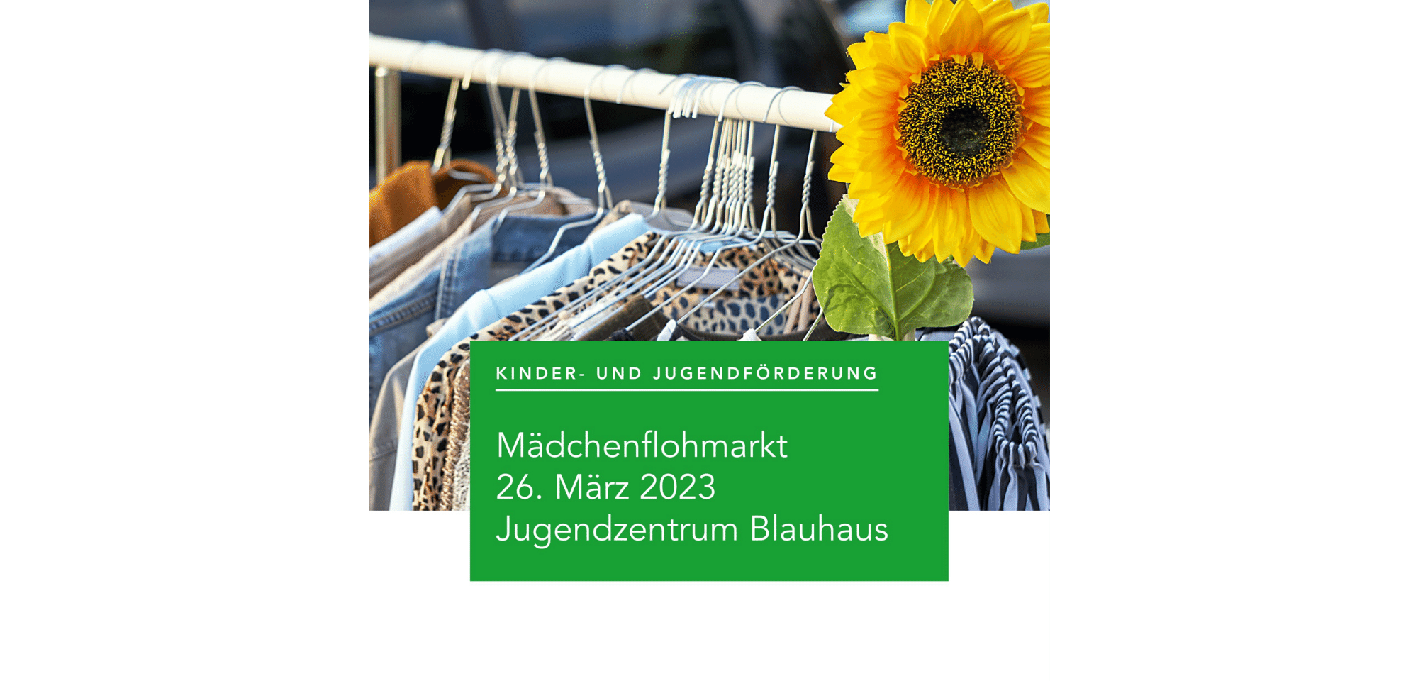 Kleidung am Haken im Schrank