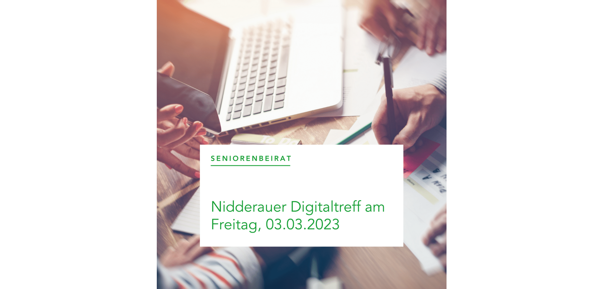 Aufgeschlagenes Laptop und Schreibutensilien auf Tisch