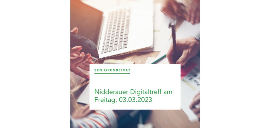 Aufgeschlagenes Laptop und Schreibutensilien auf Tisch