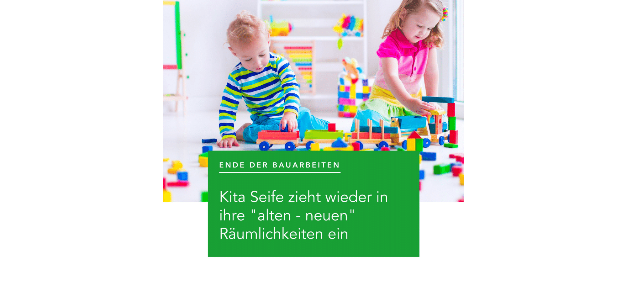 Zwei sitzende, spielende Kinder