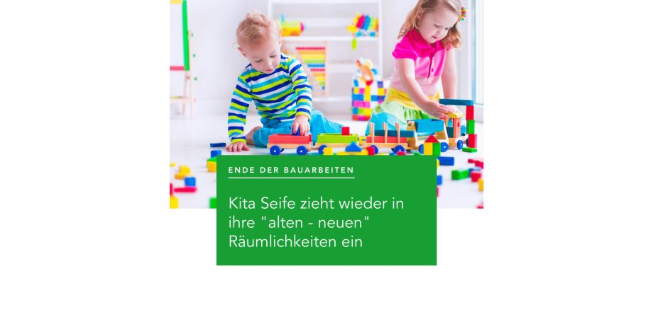 Zwei sitzende, spielende Kinder