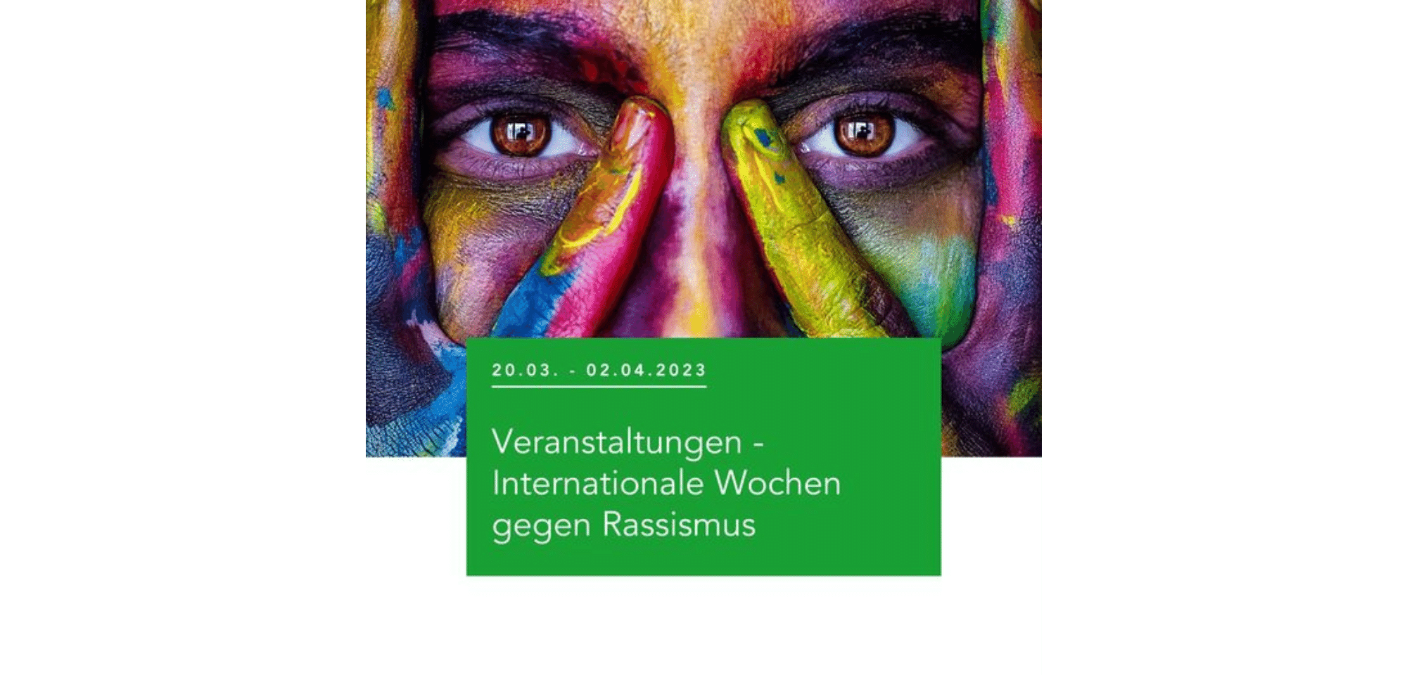 Gesicht Frau mit angemalten bunten Fingern vor dem Gesicht haltend