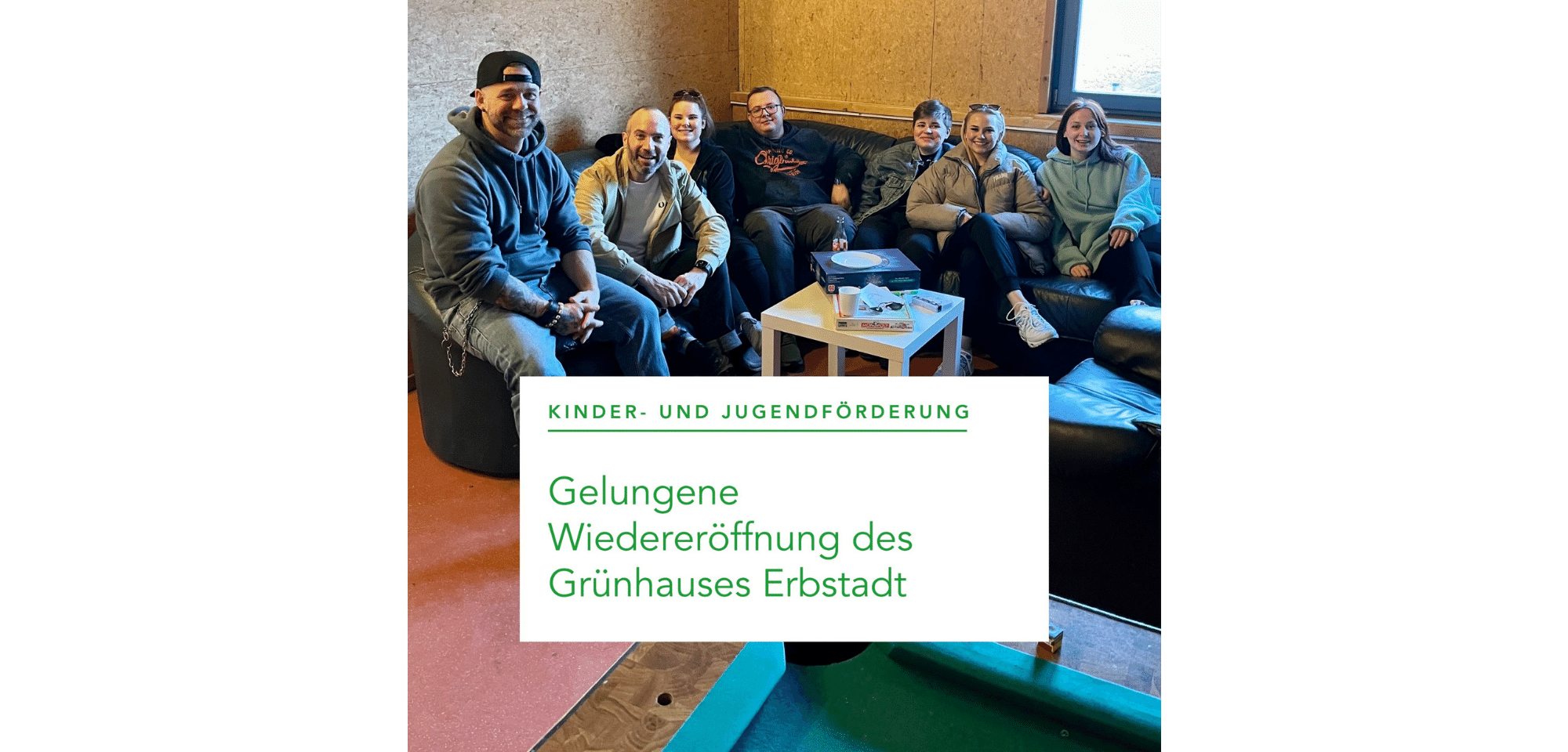 Bürgermeister Bär, Alexander Frei (Mitarbeiter KjF) und Jugendliche sitzend im neuen Grünhaus