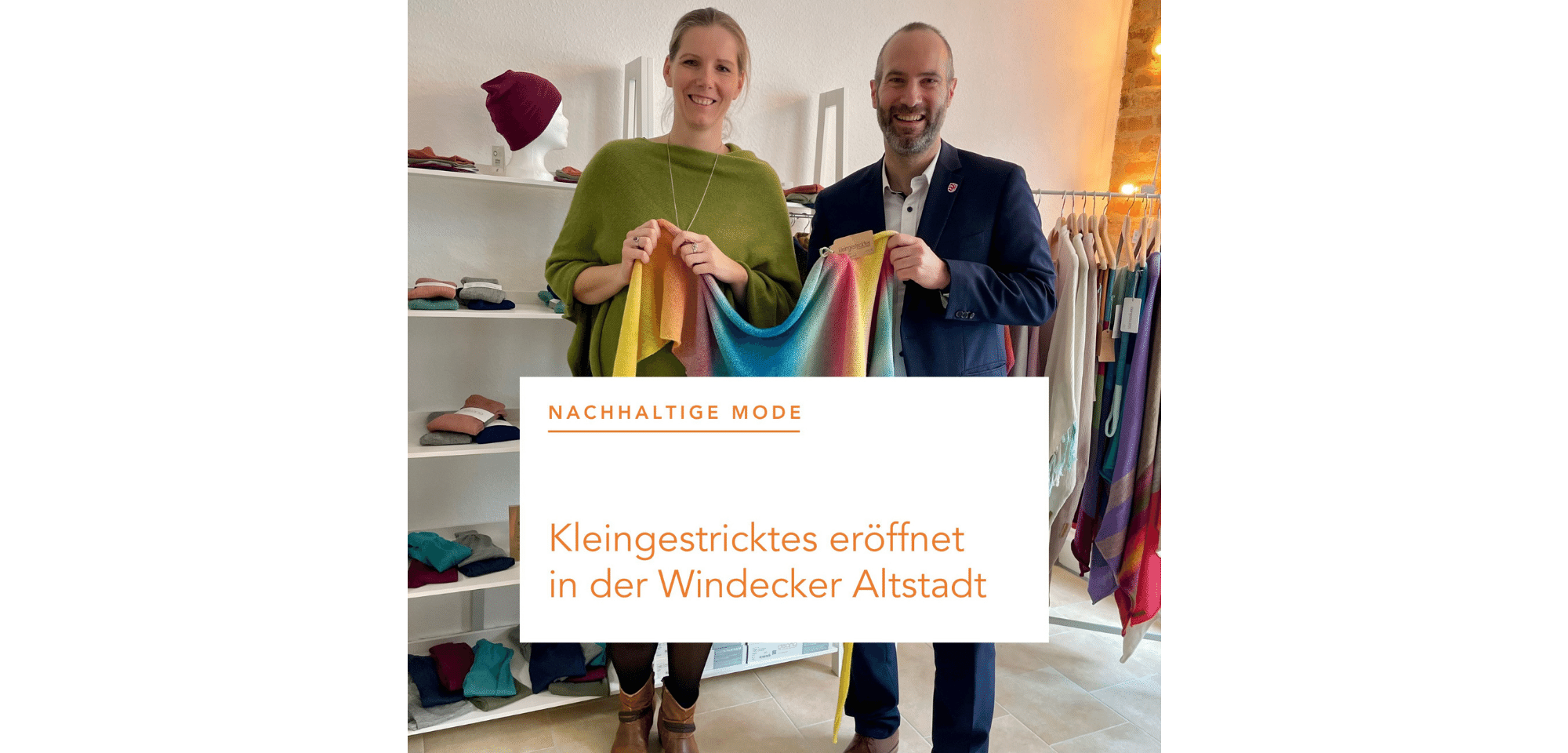 Inhaberin von "Kleingestricktes" neben Bürgermeister Bär