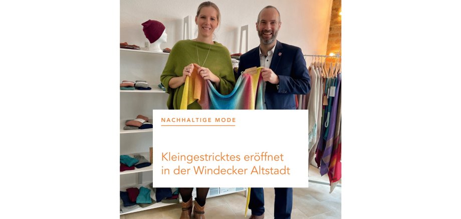 Inhaberin von "Kleingestricktes" neben Bürgermeister Bär