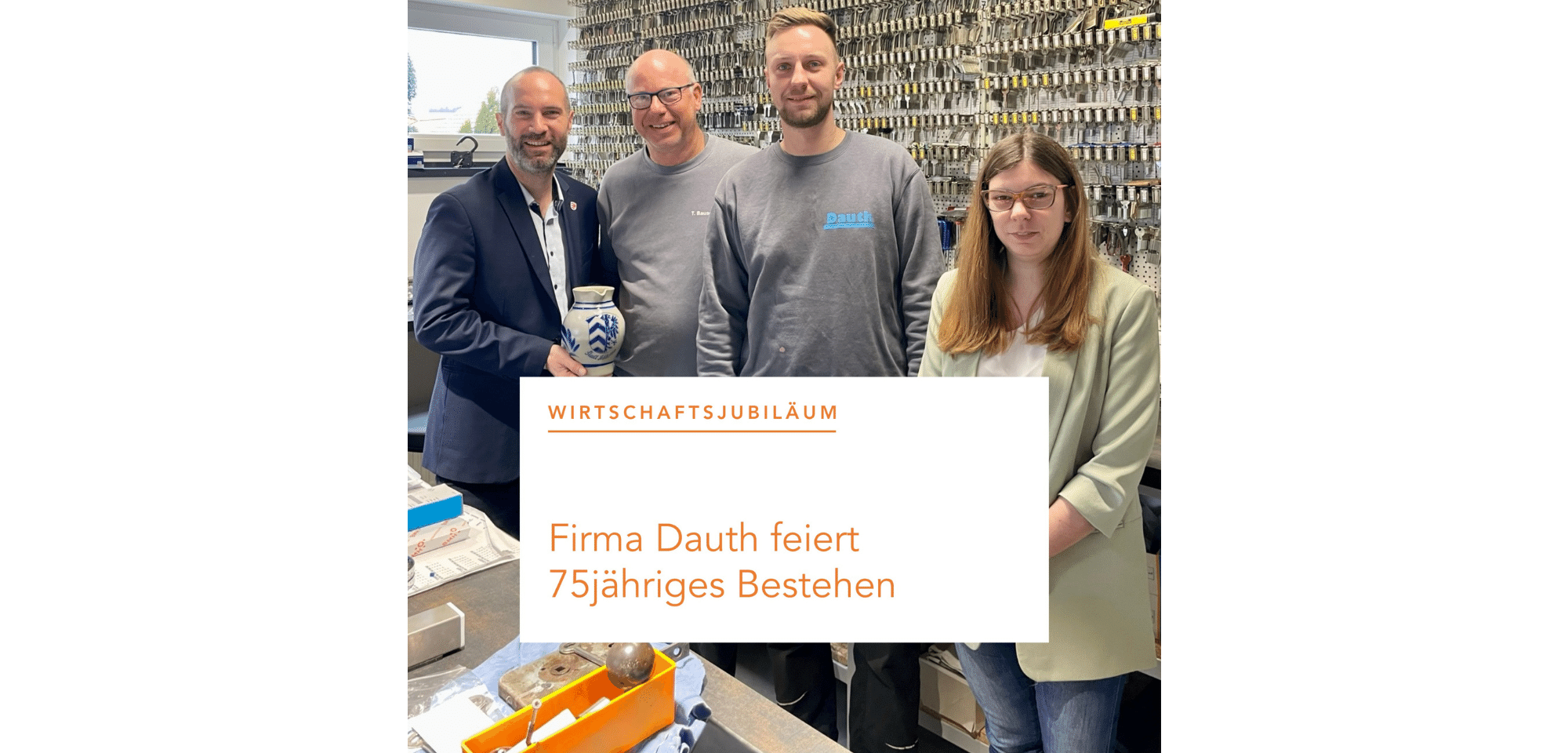 Bürgermeister Andreas Bär und Wirtschaftsförderin Tanja Klähn gratulieren Thomas Bauscher und Sohn Marius zum Firmenjubiläum.