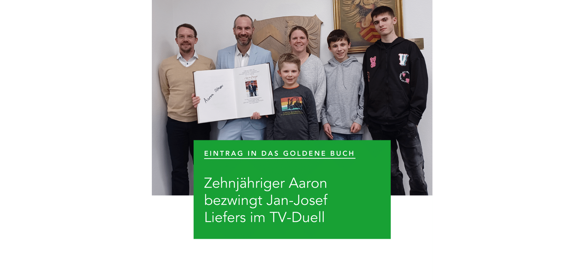 Aaron Dönges mit Familie und Bürgermeister Bär