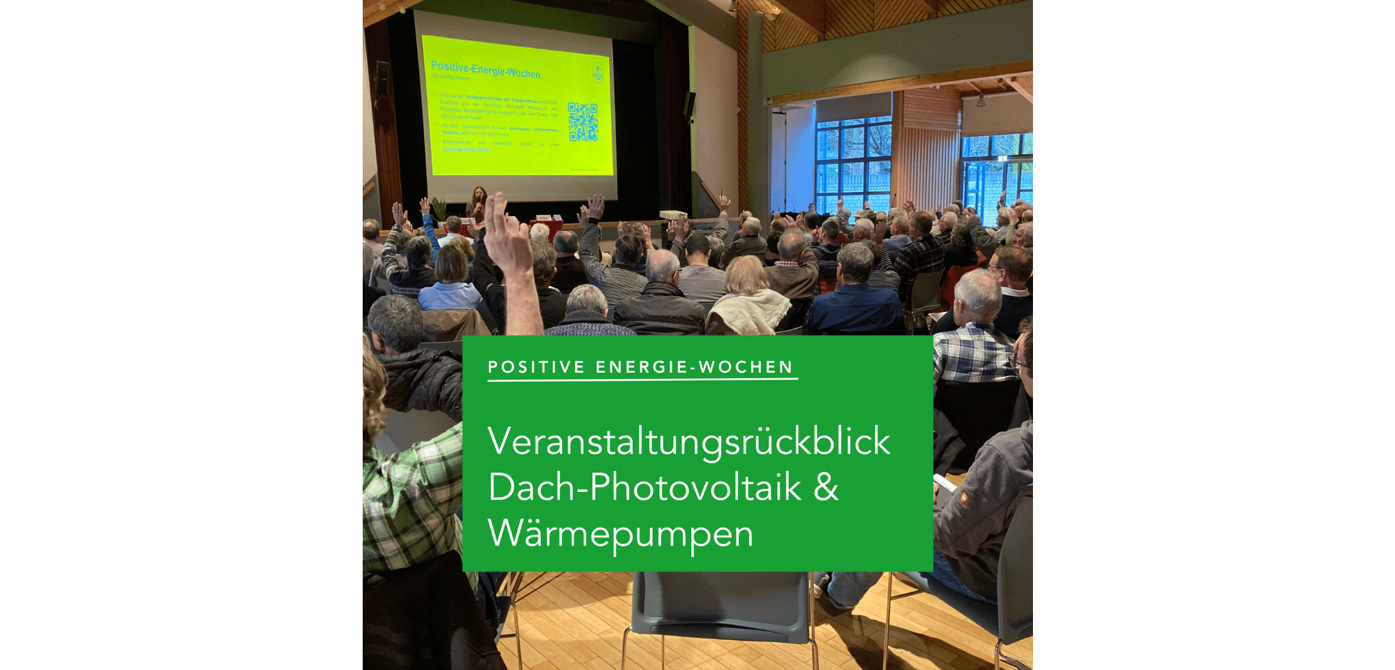 Teilnehmer sitzend im Saal bei Vortrag