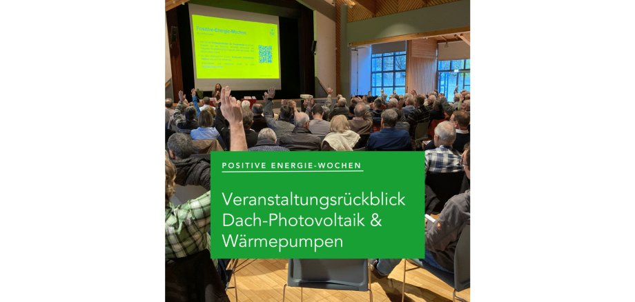 Teilnehmer sitzend im Saal bei Vortrag
