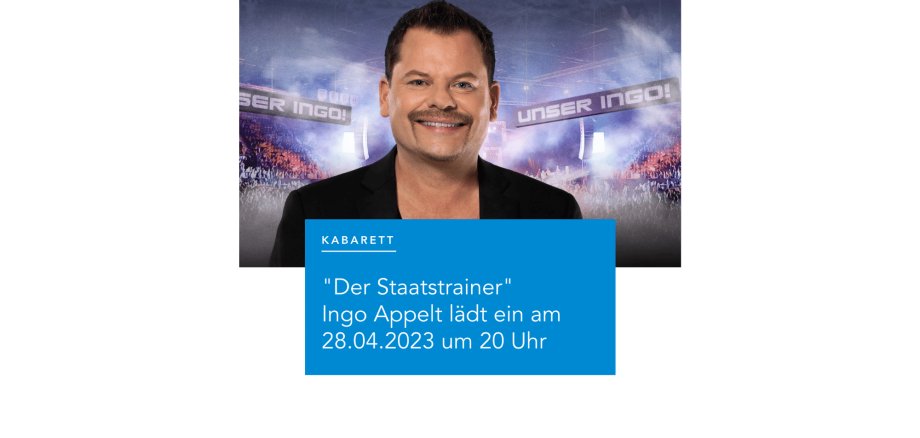 Mann mit kurzen dunklen Haaren und lächelnd