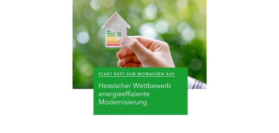 Hand hält kleine Hausschablone mit Energieeffizienzklassen