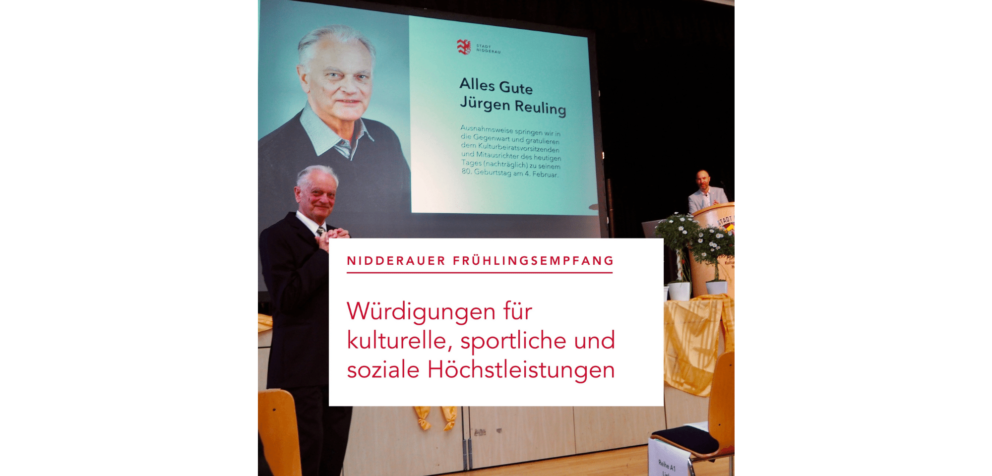 Ein Mann stehend vor Leinwand