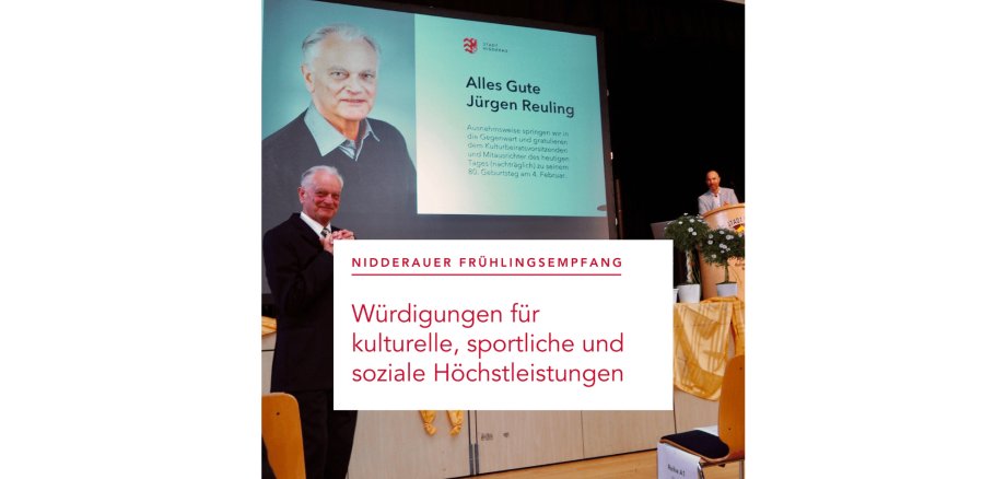 Ein Mann stehend vor Leinwand