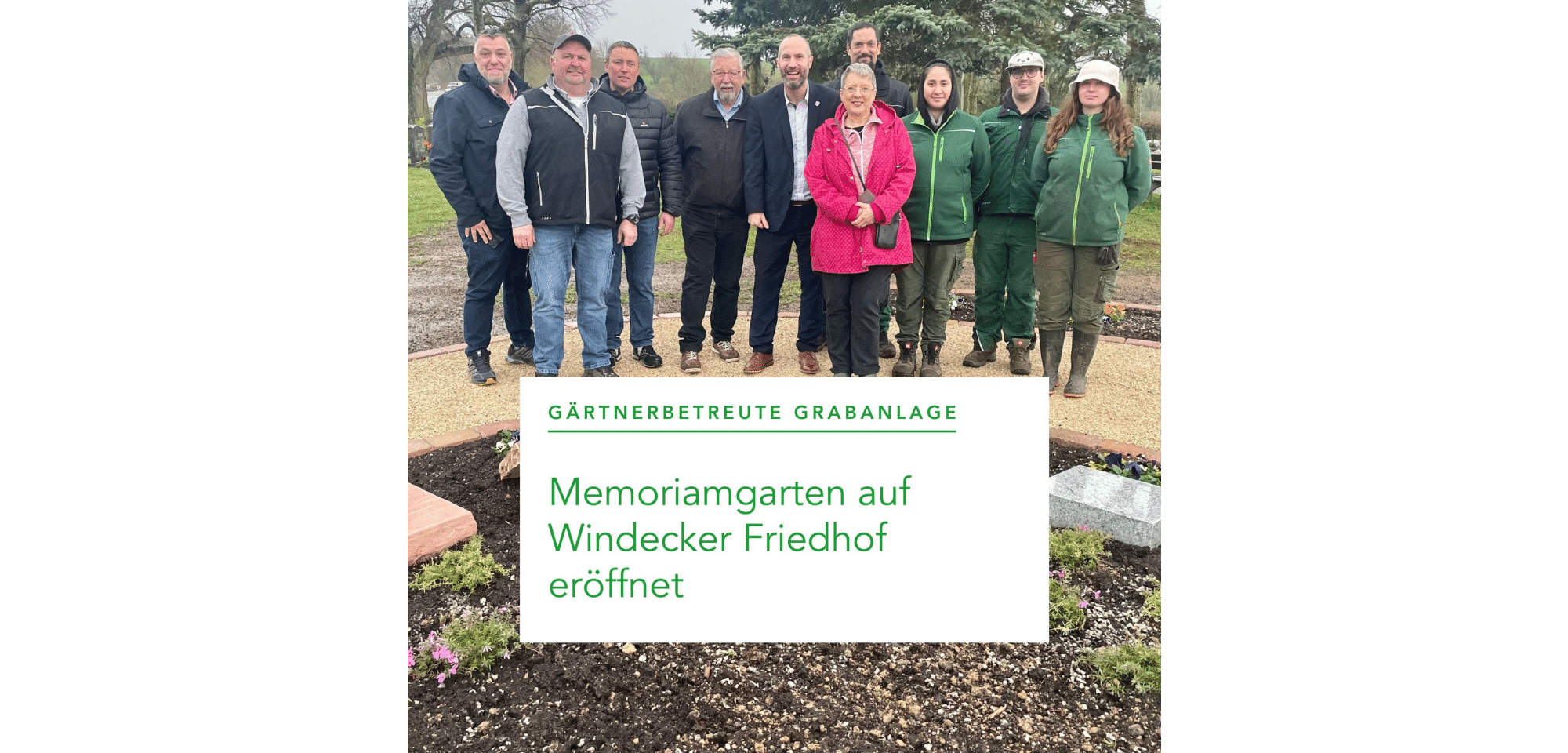 Menschen vor einer Grabanlage