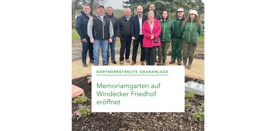 Menschen vor einer Grabanlage