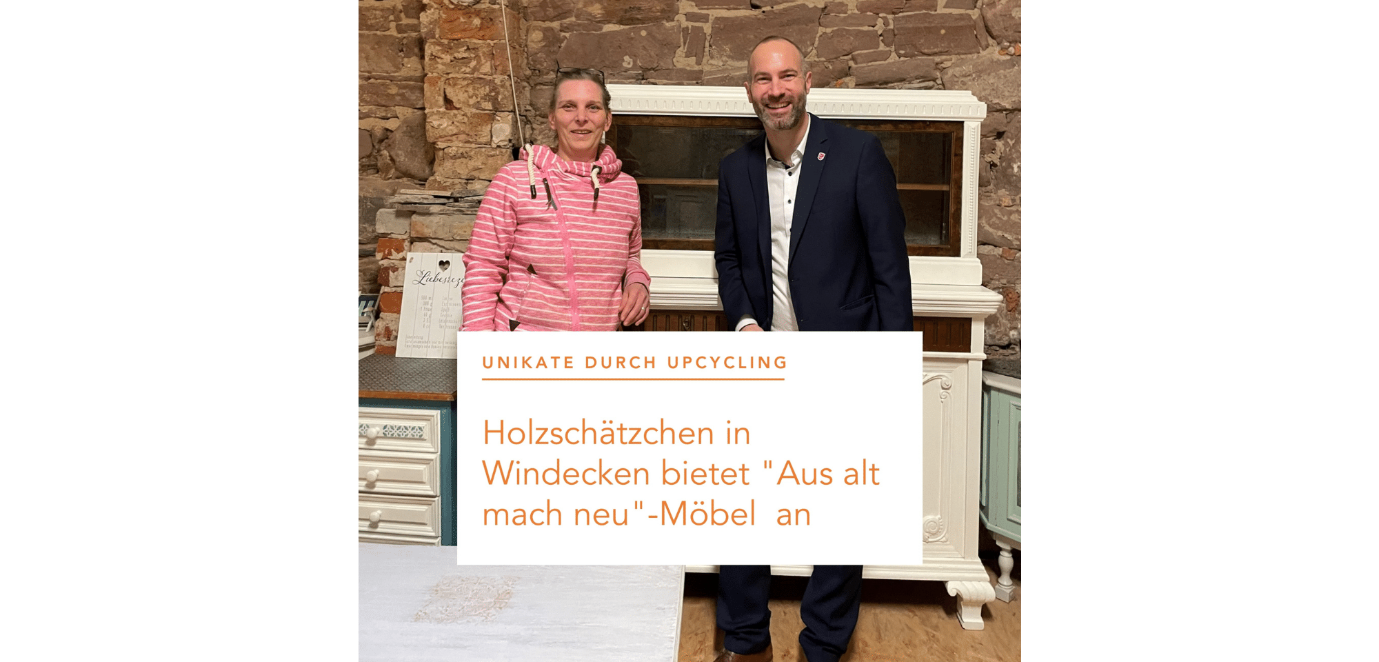 Bürgermeister Bär zusammen mit der Inhaberin des Upcycling-Möbelgeschäfts