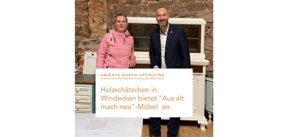 Bürgermeister Bär zusammen mit der Inhaberin des Upcycling-Möbelgeschäfts