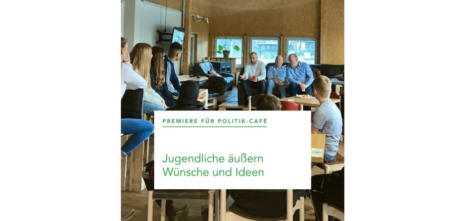 Jugendliche zusammen mit Bürgermeister, Fachbereichsleitung Soziales und Erster Stadtrat im Jugendzentrum-Blauhaus