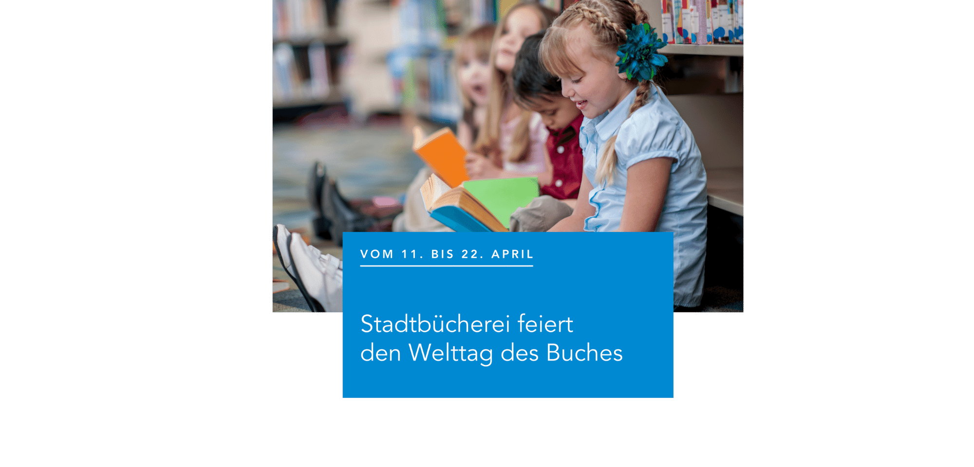 Kinder sitzend und lesend