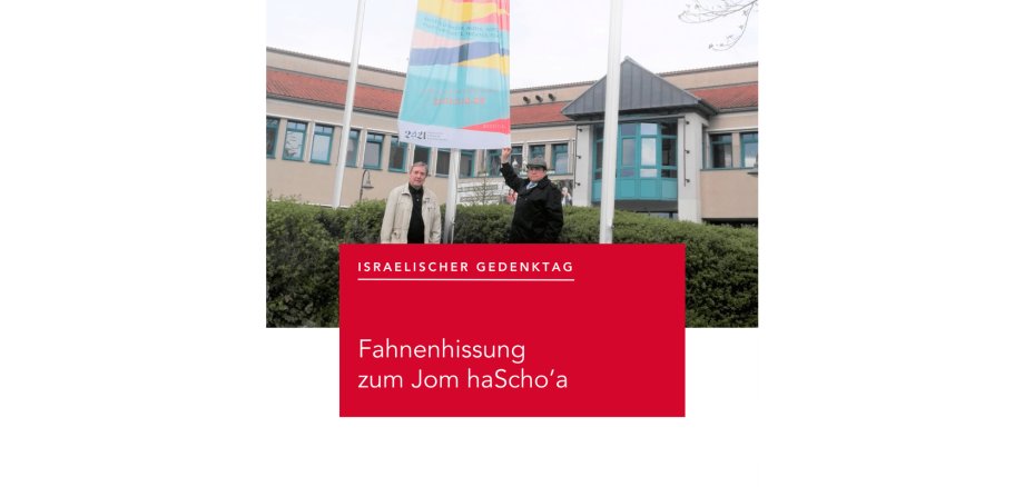 Zwei Herren unter einer Fahne vor dem Rathaus