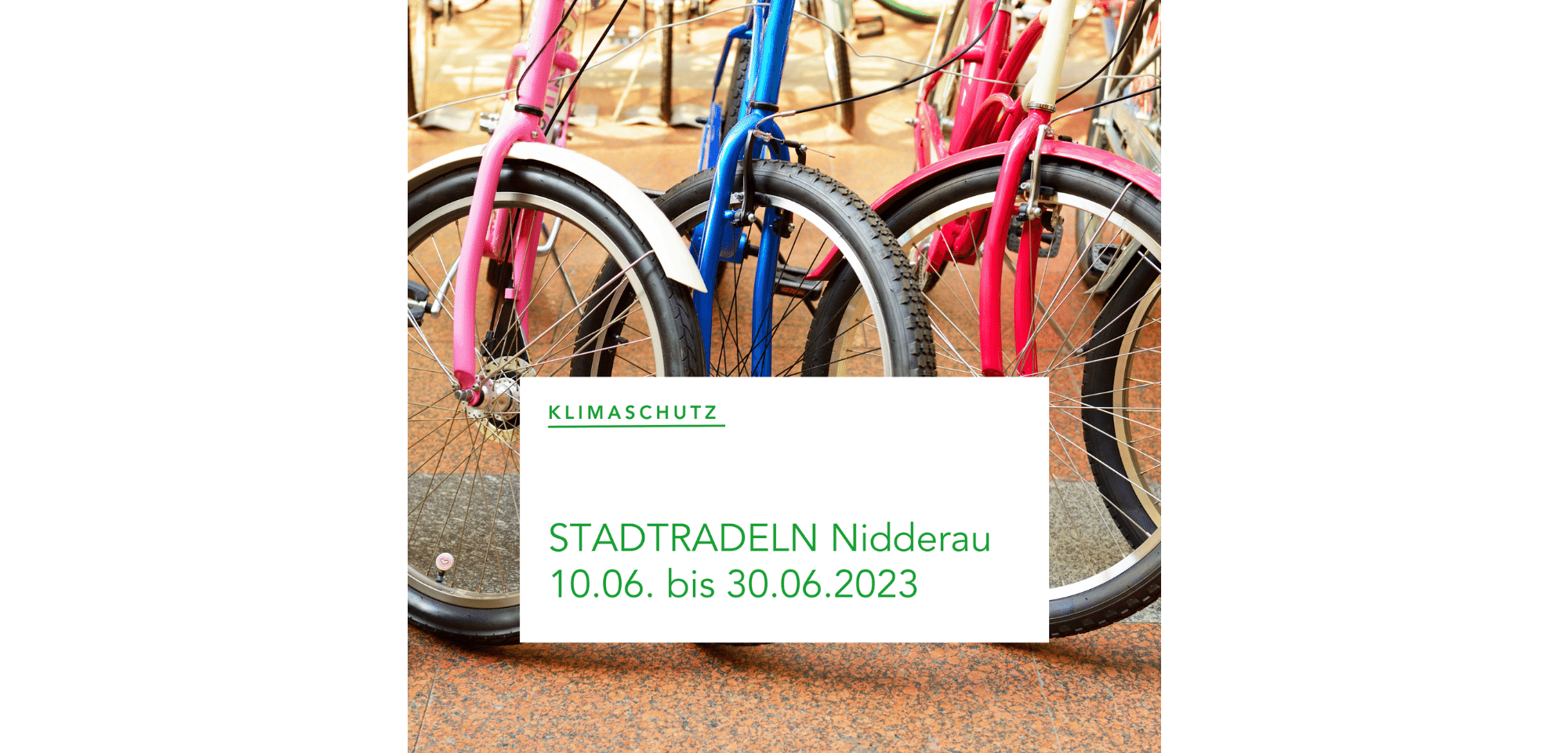 3 bunte Fahrräder abgestellt nebeneinander