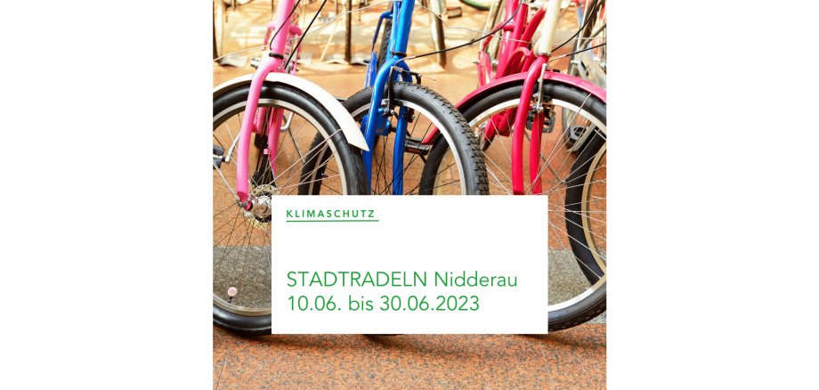 3 bunte Fahrräder abgestellt nebeneinander