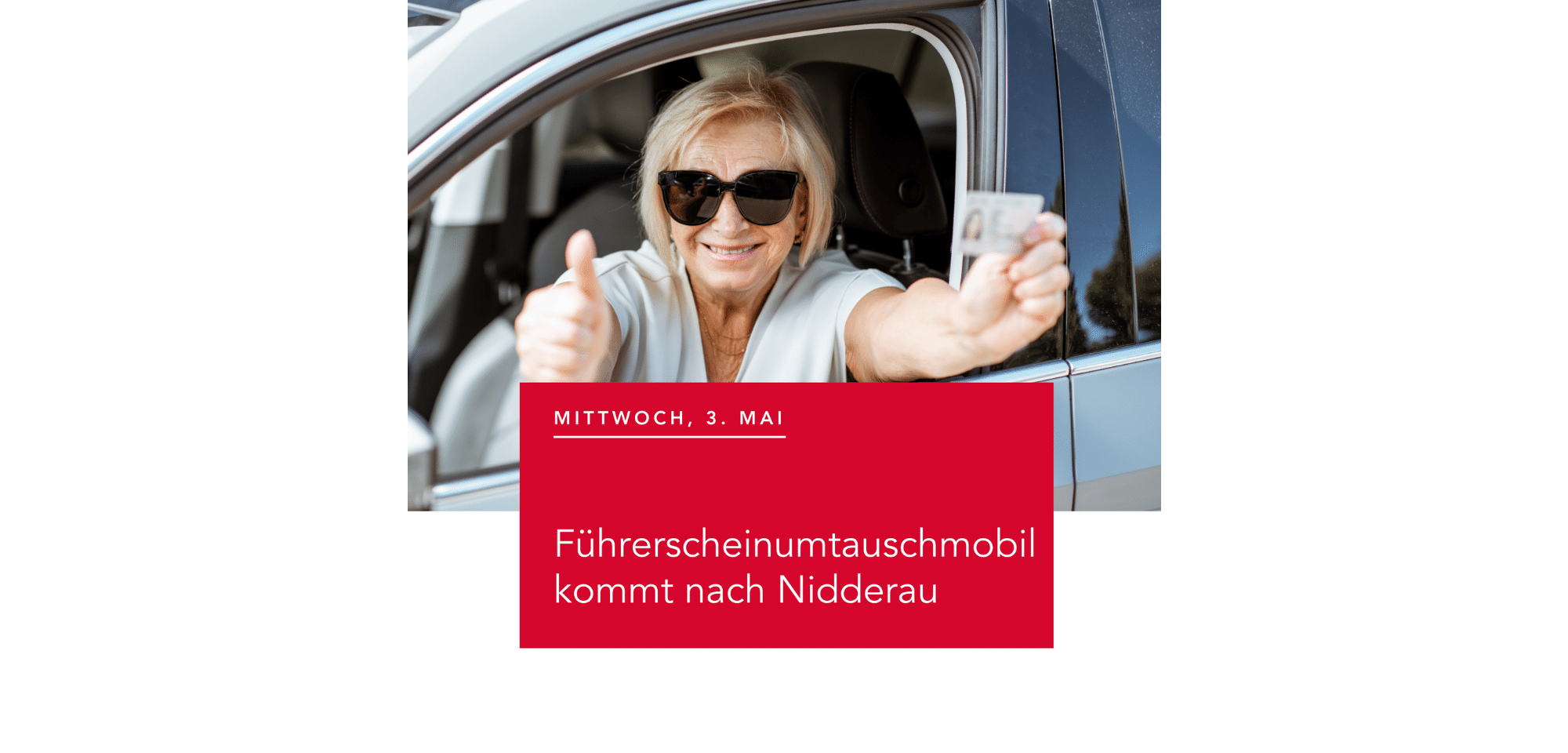 Dame sitzend im Auto und bei offenem Fahrerfenster neuen Führerschein fröhlich zeigt