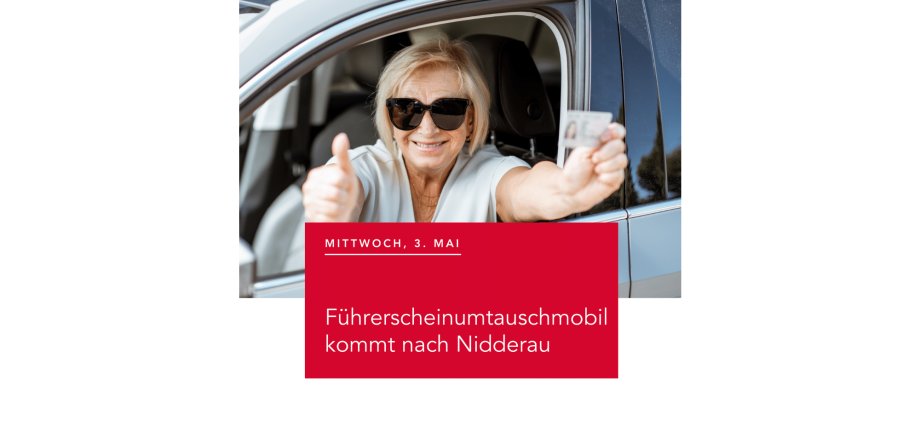 Dame sitzend im Auto und bei offenem Fahrerfenster neuen Führerschein fröhlich zeigt