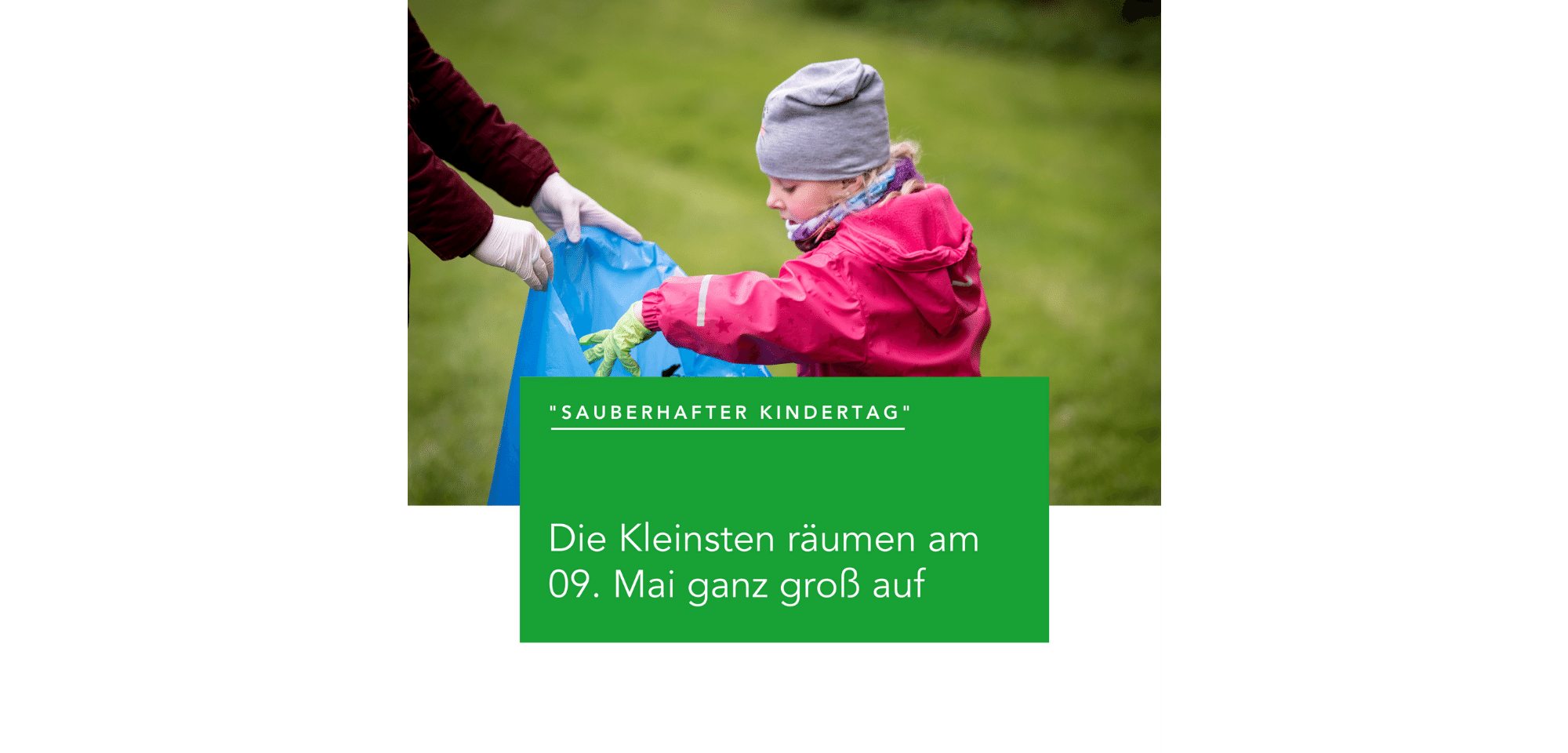 Kind wirft Müll in einen blauen Müllbeutel