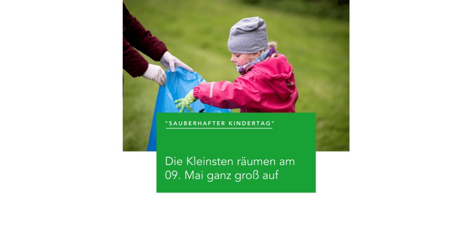 Kind wirft Müll in einen blauen Müllbeutel
