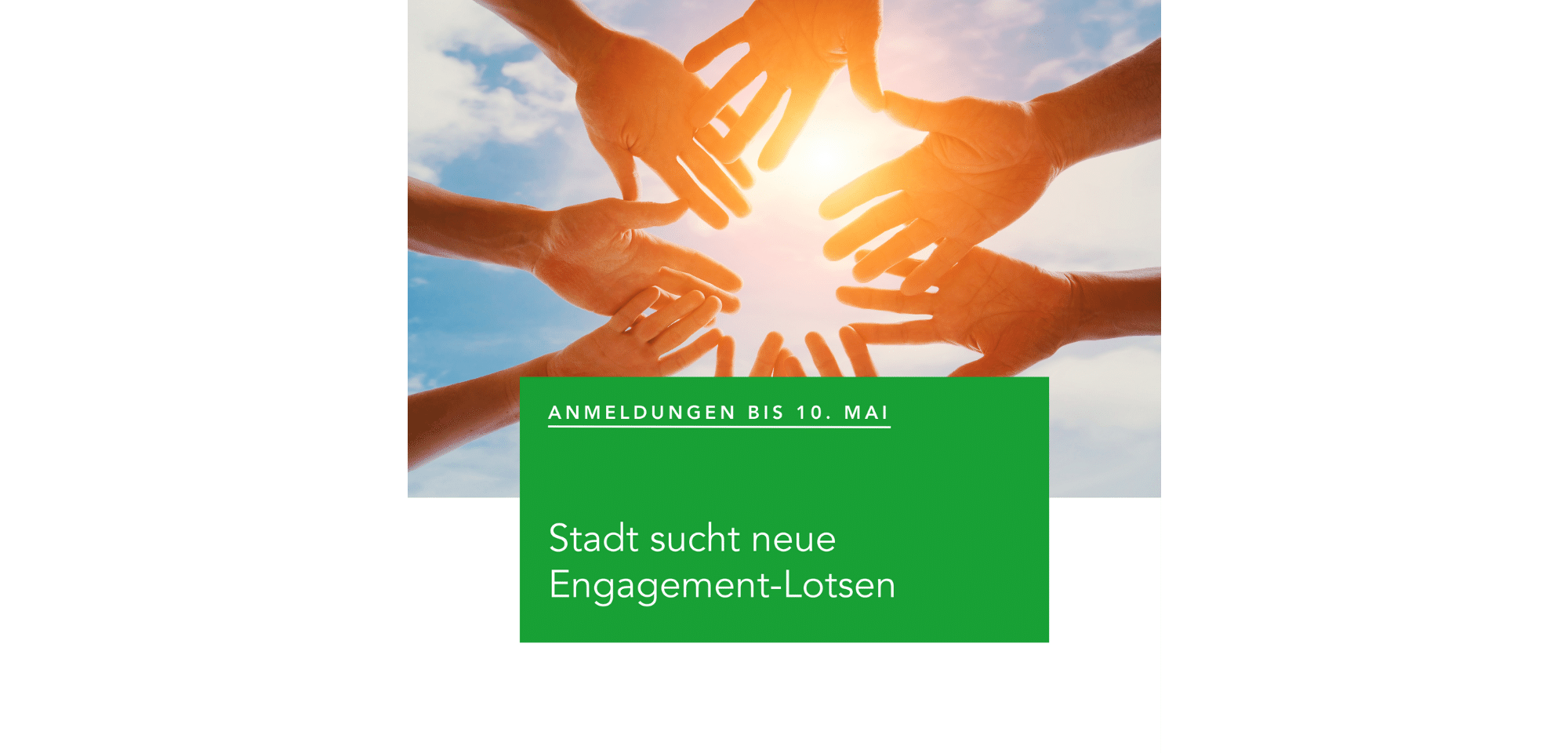 Hände die sich berühren, mit Blick in Richtung Himmel